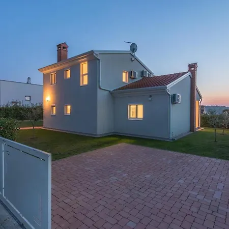 Modern Anita With Pool Near Porec