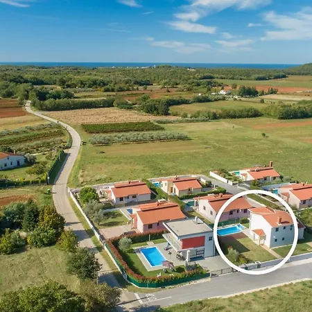 Modern Anita With Pool Near Porec Dračevac