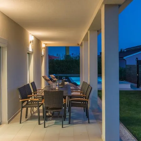 Villa Modern Anita With Pool Near Porec